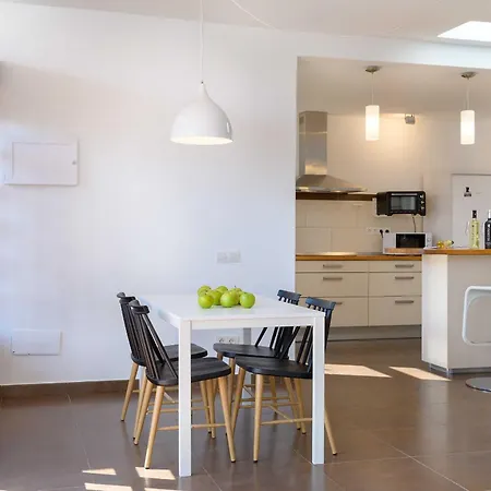 Villa Marisol, Mojones