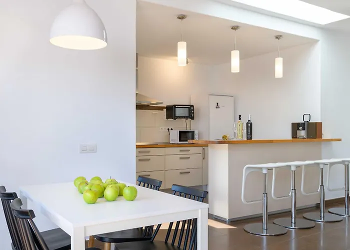 Willa Marisol, Mojones