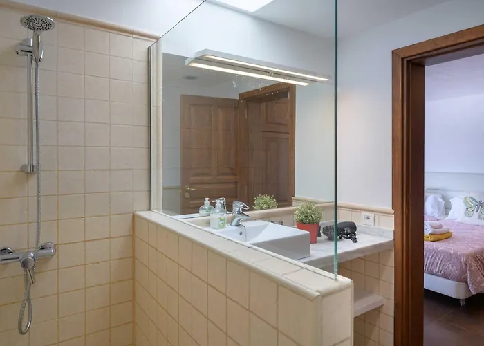 Willa Marisol, Mojones