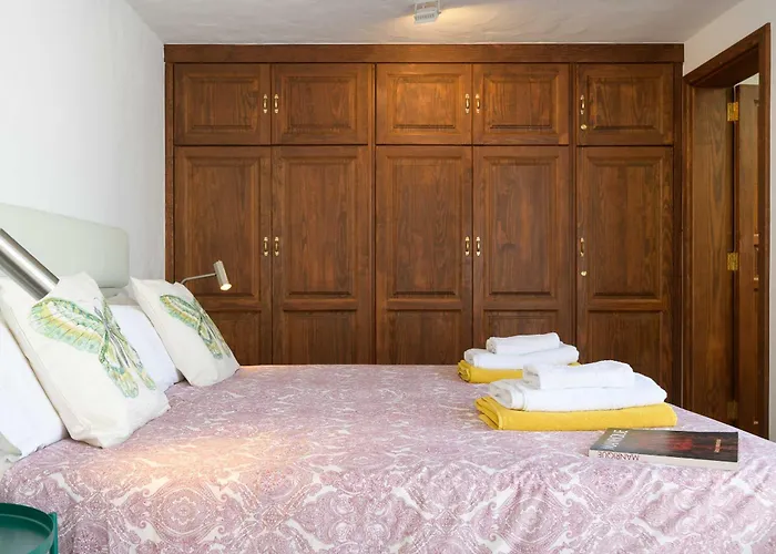 Willa Marisol, Mojones