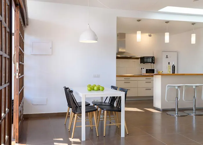 Willa Marisol, Mojones